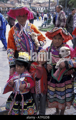 SA, Perù Cusco, famiglia tradizionale con gli agnelli, abito tradizionale, Plaza de Armas (MR) Foto Stock