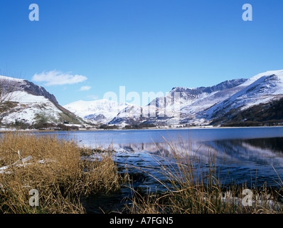 NANTLLE GWYNEDD GALLES DEL NORD febbraio cercando attraverso Llyn Nantlle Uchaf Foto Stock