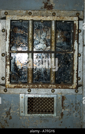 Porta con finestra sbarrata in vecchio jailhouse Foto Stock