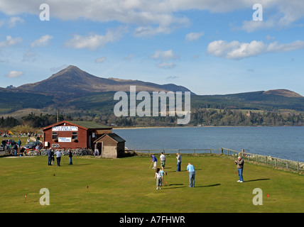 Primavera soleggiata vista verso la capra è scesa da Brodick su Arran Foto Stock