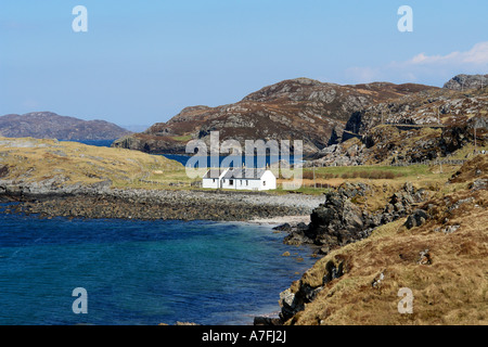 Casa bianca sul punto in Clashnessie Bay di Sutherland a nord-ovest della Scozia Foto Stock