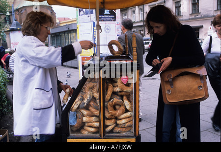 La vendita di salatini su strada Foto Stock