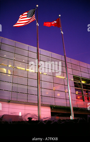 Gli Stati Uniti e Arkansas bandiere volare davanti alla Biblioteca di Clinton al tramonto in Downtown Little Rock, Arkansas Foto Stock