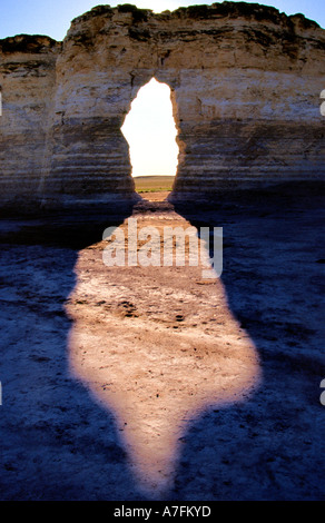 La luce del sole si riversa attraverso la toppa di monumento rocce nel Kansas occidentale. Foto Stock