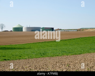 Nuovo impianto di produzione di biogas su un campo di Wetterau Hesse in Germania Foto Stock
