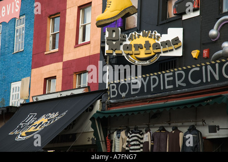 Colorate facciate dei negozi di Camden Town London REGNO UNITO Foto Stock