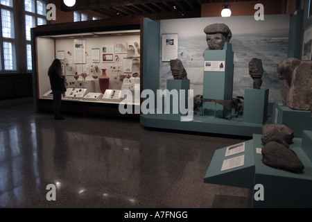 Visitatore all'Istituto orientale museo guardando casi Chicago Foto Stock