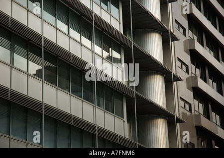 Vista ravvicinata della contemporanea grigio e marrone edificio per uffici con forte diagonali Foto Stock