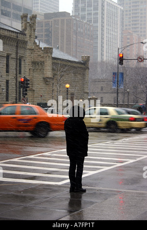 Persona che si trova in corrispondenza di una intersezione, downtown Chicago, Illinois, Michigan Avenue. Foto Stock