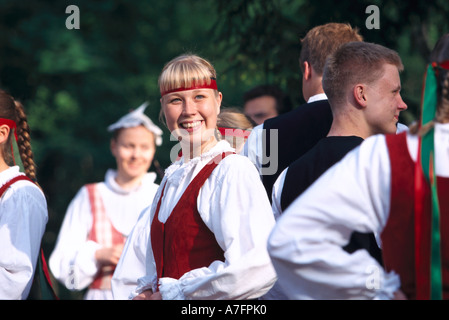 Ballerini tradizionali in costume Festival di mezza estate isola di Seurasaari Helsinki Finlandia Foto Stock