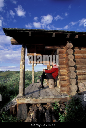 NA, STATI UNITI D'AMERICA, in Alaska. Parco Nazionale di Denali. L'uomo osservando la tundra dal pianale della cabina (MR) Foto Stock