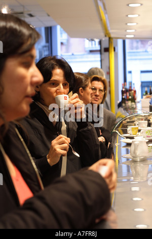 Donna di bere il caffè in un bar Venezia Italia Foto Stock