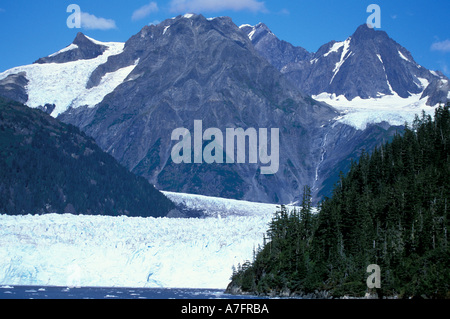 NA, STATI UNITI D'AMERICA, Alaska Prince William Sound, Chugach Mountains, Meares Glacier, Mt. Grosvenor oltre la tidewater faccia del ghiacciaio Foto Stock