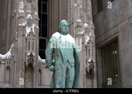 Statua di Nathan Hale nella parte anteriore del Chicago Tribune Tower in neve Foto Stock