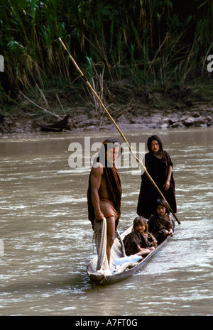 La foresta pluviale amazzonica del Brasile: Ashaninka famiglia indiana la pesca sul fiume Envira Foto Stock