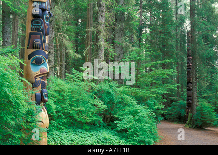 NA, STATI UNITI D'AMERICA, Alaska, Sitka, Sitka Totem Park, un totem sorge ai margini della foresta. Foto Stock