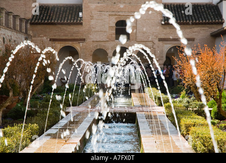 Le fontane di acqua nel Patio de le Azequia Alhambra Granada Spagna Foto Stock