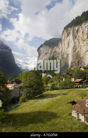 Fiori selvaggi torrenti fiumi verde erba e cascate grazia la valle Lauterbrunen sopra Interlaken Svizzera vista da villa Foto Stock