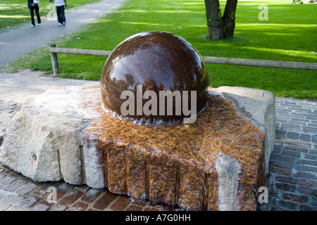 Phanomena Brunnen è una fontana in cui a due piedi di diametro sfera di pietra è sospeso su una sottile pellicola di acqua consentendo la sfera t Foto Stock