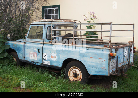 Il vecchio Land Rover parcheggiata fuori casa sulla isola di La Palma nelle isole Canarie Foto Stock