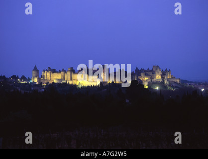 Carcassonne Vista Panoramica di notte da fuori città Aude departement & Languedoc Roussillon sud ovest della Francia Foto Stock