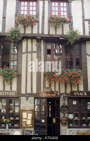 Ristorante e casa in legno e muratura DINAN Bretagna Francia Foto Stock