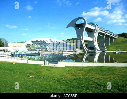 Canal Boat entrando dal bacino di Falkirk Wheel in Scozia Foto Stock