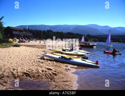 Cairn Gorm da Loch Morlich spiaggia con barche a vela e kayak Foto Stock