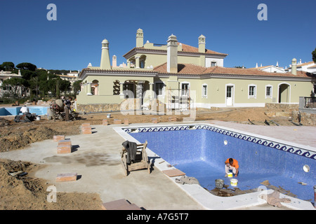 Sviluppo di lusso di una nuovissima villa con una grande piscina e terrazza in Algarve in Portogallo. Foto Stock