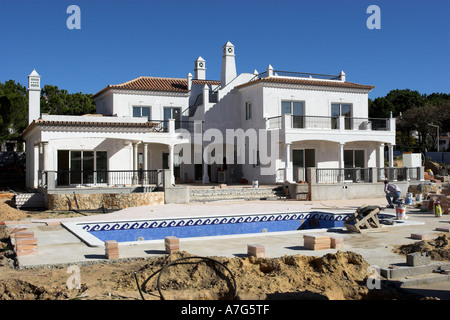 Sviluppo di lusso di una nuovissima villa con una grande piscina e terrazza, Algarve, Portogallo. Foto Stock