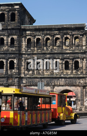 La Porta Nigra cancello nero southside con escursione in treno a Treviri in Germania Aprile 2007 Foto Stock