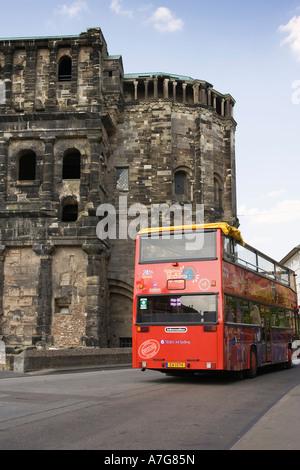 La Porta Nigra Black Gate East Tower con bus panoramico a Treviri in Germania Aprile 2007 Foto Stock