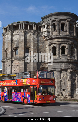 Porta Nigra Black Gate East Tower con bus panoramico a Treviri in Germania Aprile 2007 Foto Stock