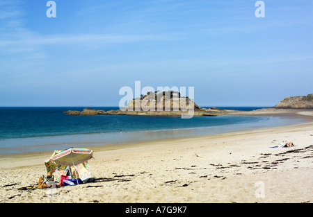 DU GUESCLIN Cove Beach e isola di Bretagna Francia Foto Stock