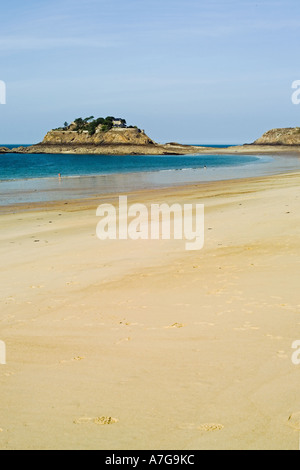 DU GUESCLIN Cove Beach e isola di Bretagna Francia Foto Stock