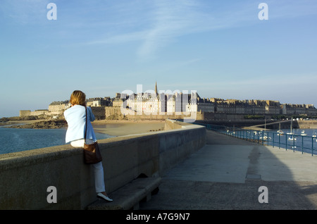 Signor donna su MÖLE DES NOIRES frangionde di scattare le foto della città di SAINT-MALO Bretagna Francia Foto Stock