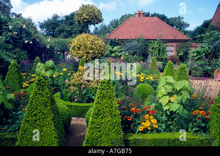 East Ruston Old Vicarage Giardino Norfolk Inghilterra UK House Garden siepi di bosso Topiaria da sagomato agosto progettazione UK East Anglia Foto Stock