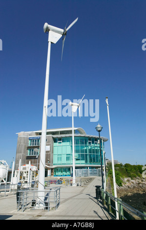 Le turbine eoliche al di fuori del National Marine Aquarium Plymouth Devon Gran Bretagna Foto Stock