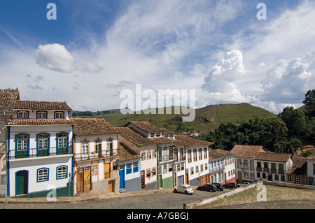 Una vista di tipica architettura coloniale nella città di Ouro Preto in Brasile. Foto Stock