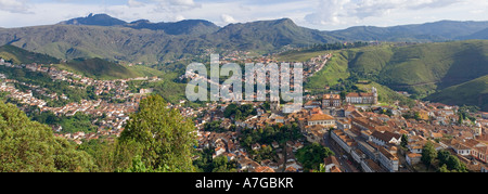 A 2 foto stitch panoramico vista aerea della città Ouro Preto in Brasile. Foto Stock