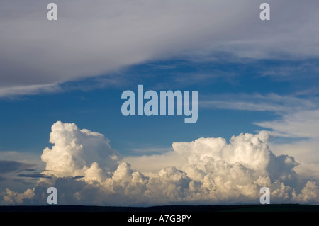 A circa 150 km a nord di Brasilia sulla strada per la Chapada dos Veadeiros national park è stata questa massa di cumulonimbus nuvole. Foto Stock