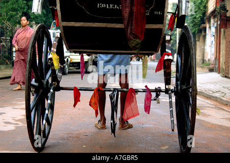 PKB77904 uomo tirando una mano tirata rickshaw in Calcutta West Bengal India Foto Stock