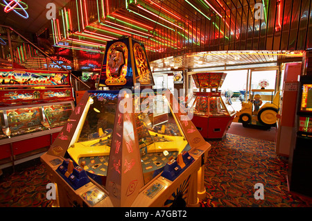 Sala giochi interna con slot machines REGNO UNITO Foto Stock