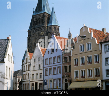 Marktplatz mit Buergerhaeusern und Kirche San Lorenzo in Warendorf, Muensterland, Renania settentrionale-Vestfalia Foto Stock
