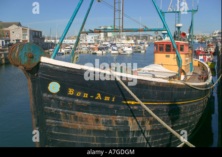 Una vecchia barca da pesca legato in Sutton Harbour a fianco del Barbican Plymouth Devon Gran Bretagna Foto Stock