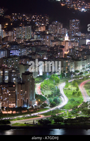 Un vicino la vista aerea del Flamengo area di Rio de Janeiro dalla cima della montagna di Sugarloaf di notte. Foto Stock