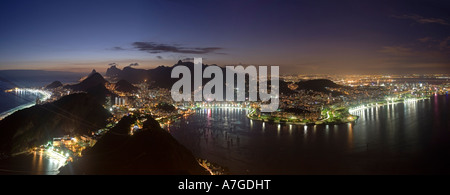 A 2 foto panoramiche di cucitura vista aerea di Rio de Janeiro e Baia Guanabara dalla cima della montagna di Sugarloaf al tramonto tramonto. Foto Stock