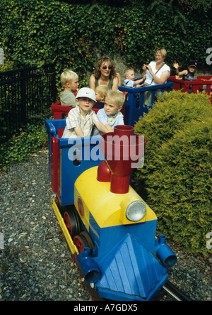 I bambini sul Treno a Legoland (Windsor) nel Regno Unito Foto Stock