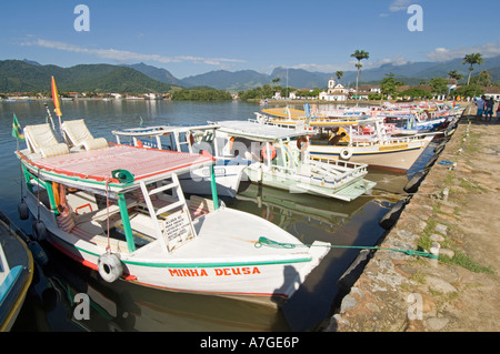 Il principale porto di Paraty dove ci si può imbarcare per un viaggio lungo le molte isole isolate della costa smeralda. Foto Stock