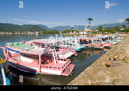 Il principale porto di Paraty dove ci si può imbarcare per un viaggio lungo le molte isole isolate della costa smeralda. Foto Stock